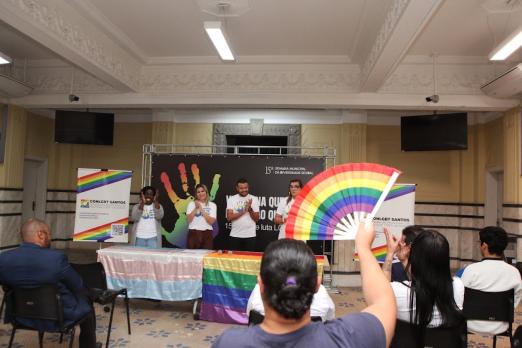 pessoas assistem a cerimônia #paratodosverem