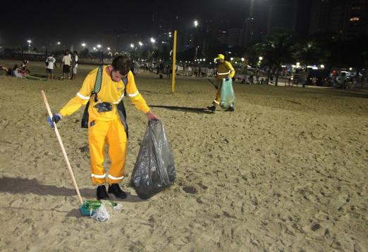 garis atuando na limpeza da praia #paratodosverem 