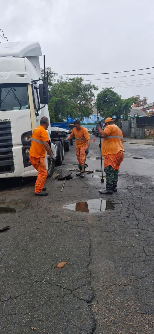 operários limpando bueiro #paratodosverem 