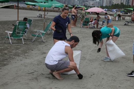 pessoas limpando resíduos da praia #paratodosverem 