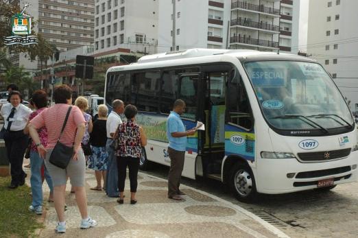 turistas subindo no micro-ônibus #pracegover 