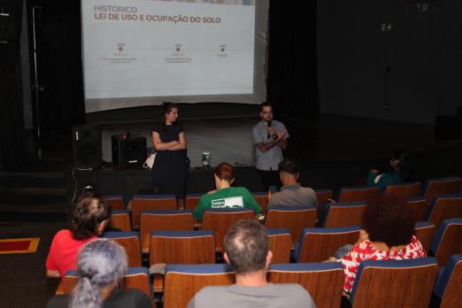 pessoas acompanham a palestra #paratodosverem