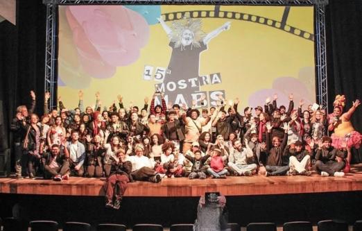 pessoas reunidas em palco #paratodosverem