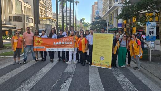 pessoas em caminhada #paratodosverem 