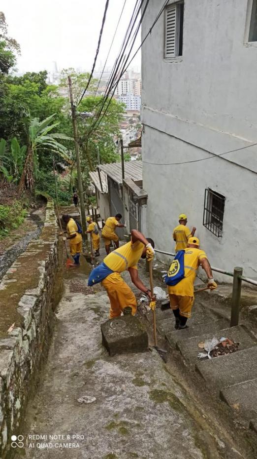 Homens fazem limpeza em escadaria de morro #paratodosverem