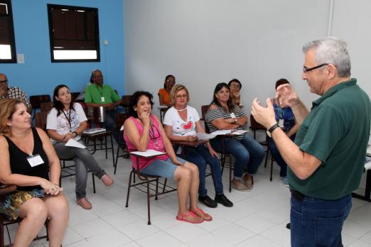 agente do procon fala para funcionários sentados #pracegover 