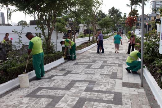 operários fazem limpeza em cemitério #pracegover 