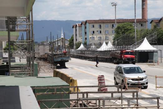 vista da passarela sendo montada #paratodosverem 