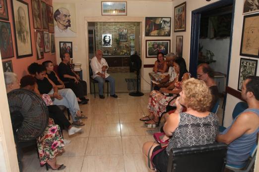 pessoas reunidas em sala #paratodosverem  