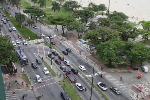 trânsito em avenida da orla. #paratodosverem 