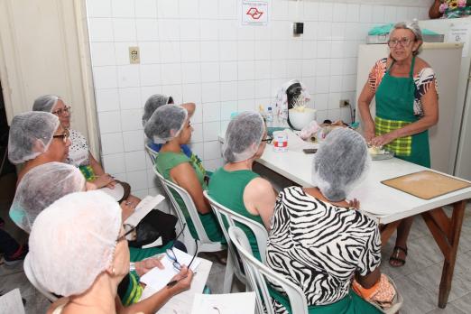 alunas observam professora durante curso #paratodosverem 