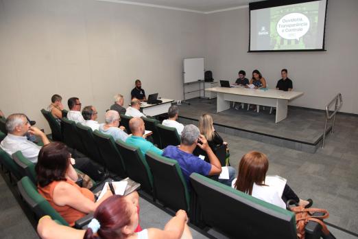 conselheiros assistem a apresentação em telão #pracegover 
