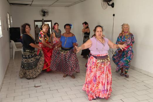 idosas durante aula de dança flamenca #pracegover 