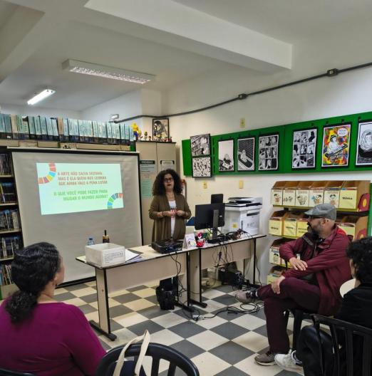 professora fala com alunos em oficina #paratodosverem