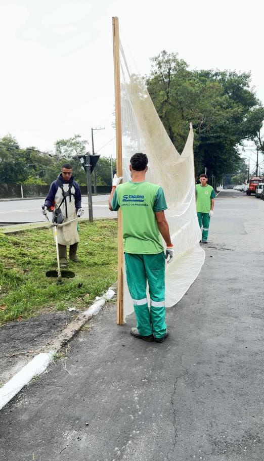 operários atuando no corte de grama #paratodosverem 