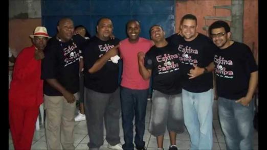 Os grupo de samba com sete integrantes. Eles posam para foto. #Pracegover