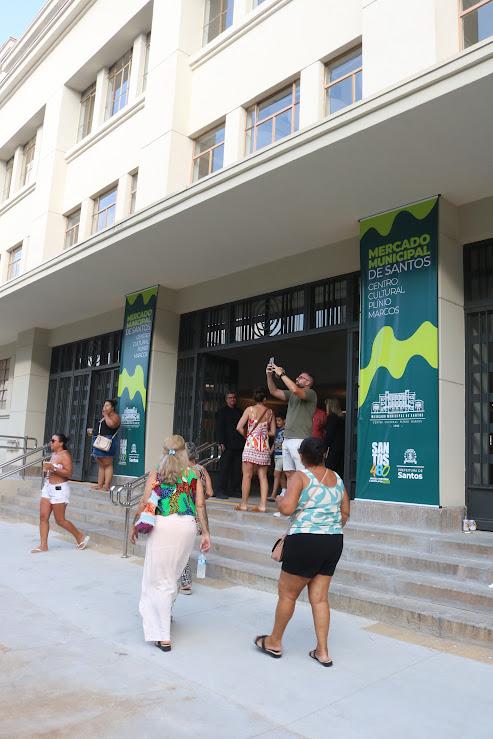 pessoas na frente do mercado #paratodosverem