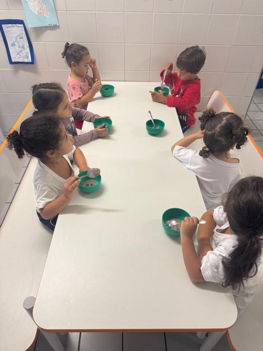 crianças em mesa comendo #paratodosverem 