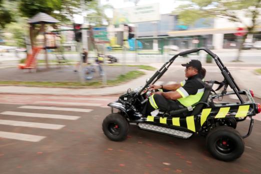 minibugue trafegando em pista #paratodosverem