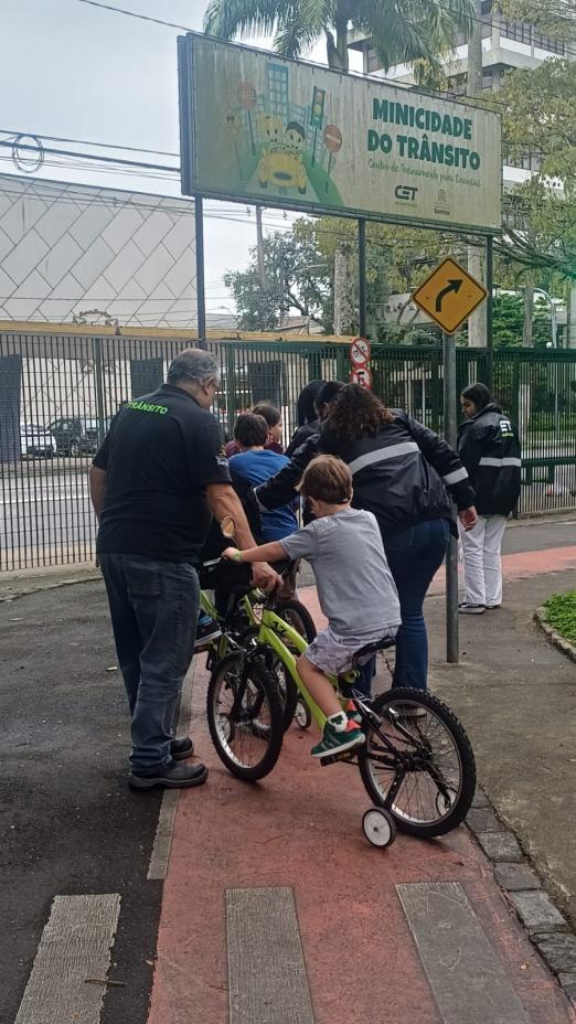 crianças de bicicleta na pista #paratodosverem 