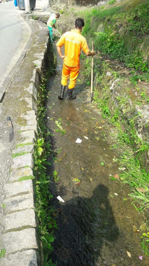 Homem realiza limpeza no morro. #paratodosverem