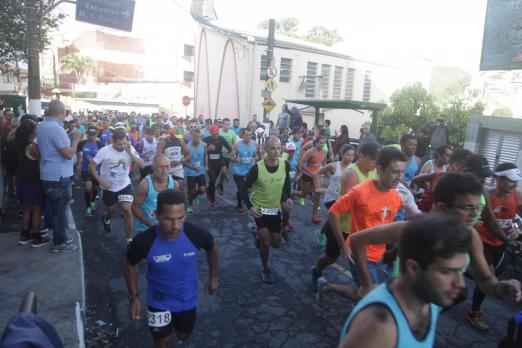 pessoas correndo na largada #paratodosverem