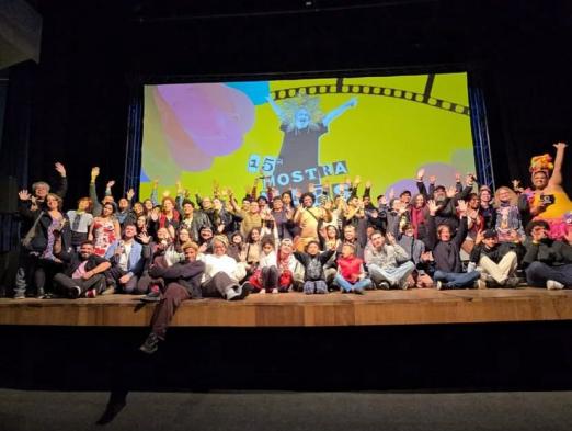 pessoas no palco durante evento da mostra #paratodosverem 