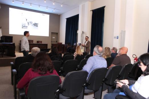 pessoas acompanhando a audiência #paratodosverem 