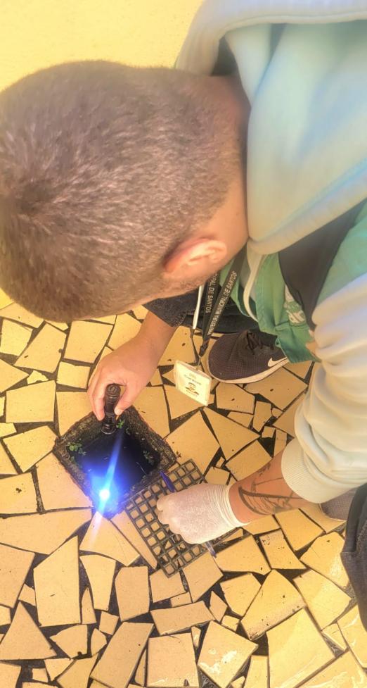 agente ilumina ralo com lanterna #paratodosverem