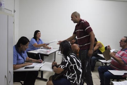 pessoas em sala participando do mutirão #paratodosverem