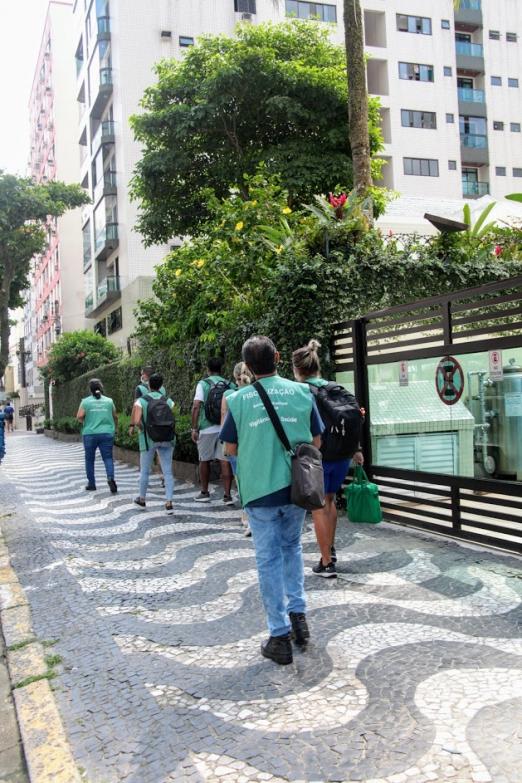 agentes uniformizados estão caminhando em calçada. #Paratodosverem