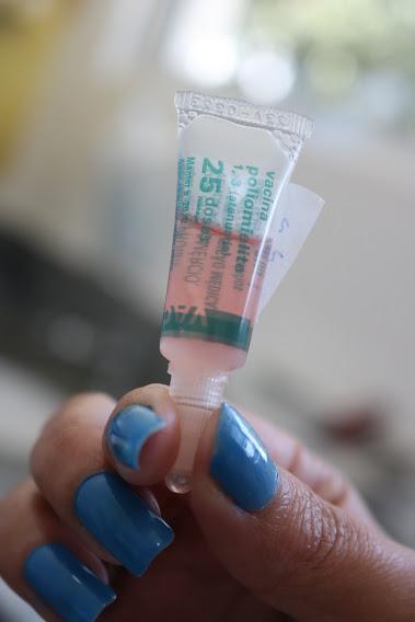 mão segura frasco de vacina da poliomielite. #paratodosverem