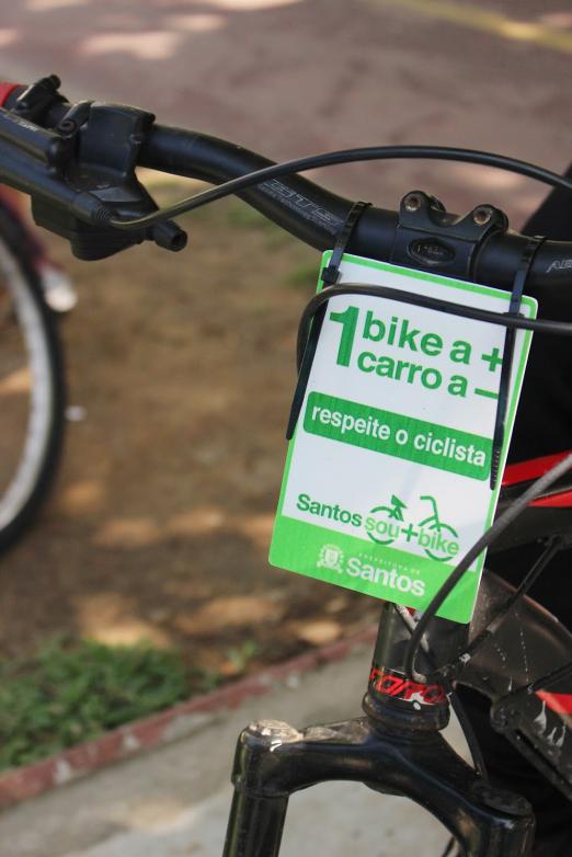 close de placa onde se lê: uma bike a mais, um carro a menos. #paratodosverem