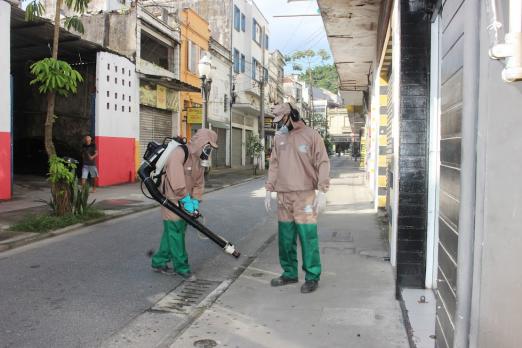 dois técnicos fazem nebulização #paratodosverem
