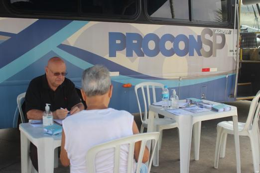 Pessoa atendida na carreta do procon #paratodosverem 