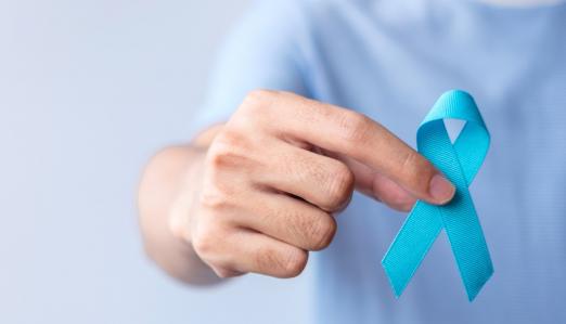 mão masculina segura laço azul, símbolo da mobilização. #paratodosverem 