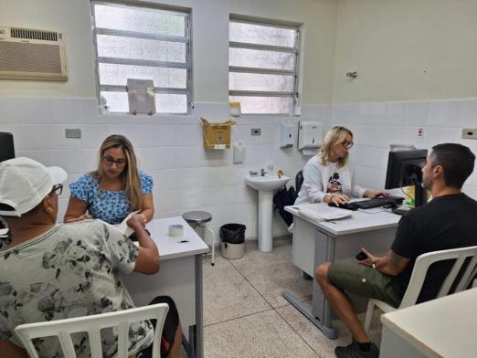 homens solicitando exames #paratodosverem 