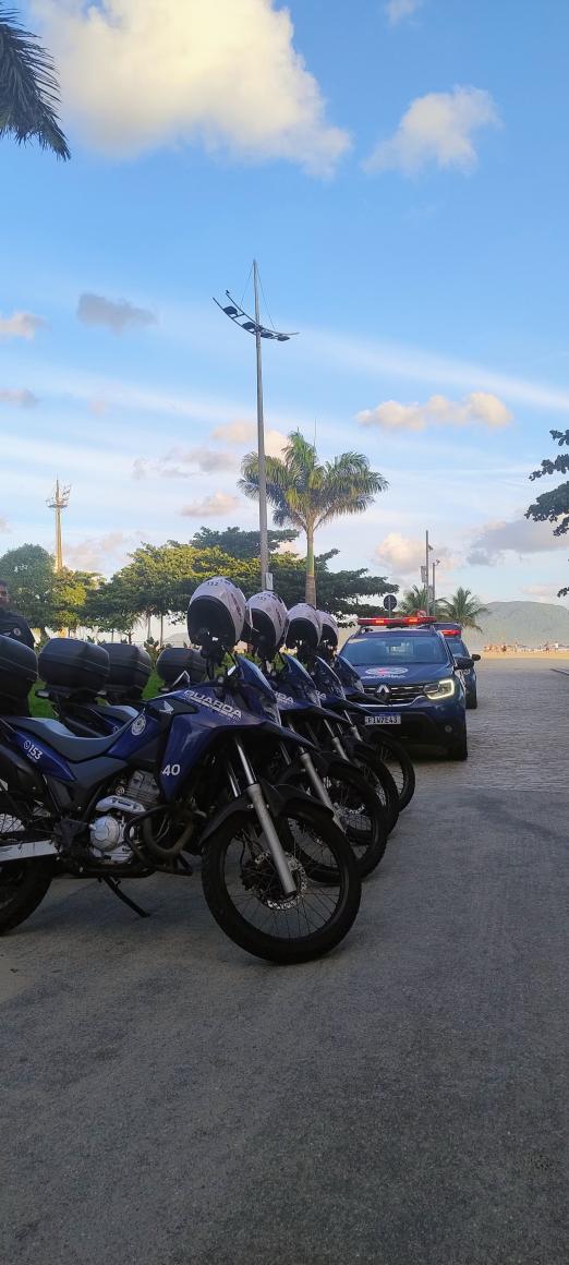 viaturas e motos paradas na praia #paratodosverem
