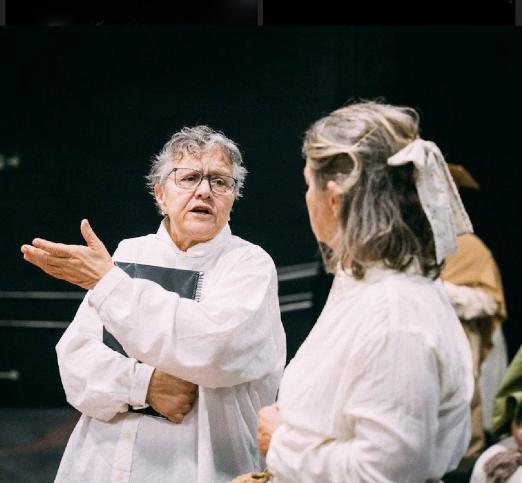 duas pessoas conversam durante aula de teatro #paratodosverem 