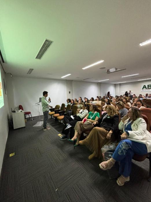 palestrante falando com público #paratodosverem