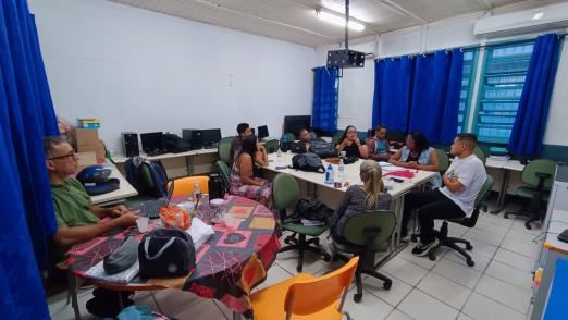 pessoas sendo capacitadas #paratodosverem 