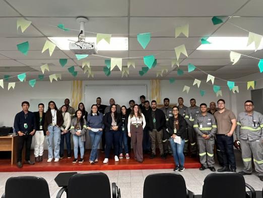 pessoas reunidas após apresentação de capoeira #paratodosverem 
