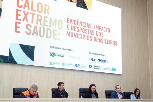 pessoas sentadas em mesa de painel #paratodosverem