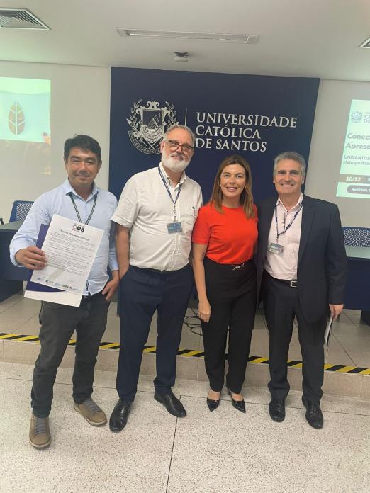 pessoas mostram diploma na adesão #paratodosverem