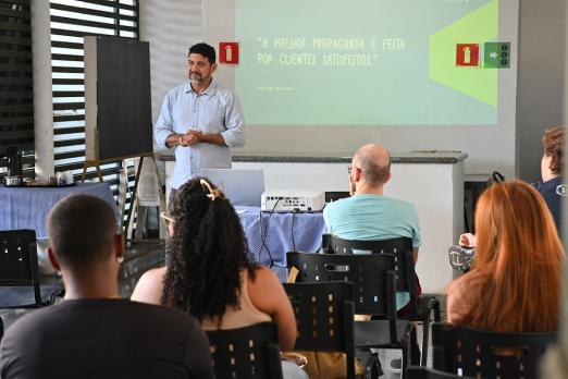 professor fala a alunos #paratodosverem 