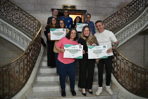 contemplados mostram certificados #paratodosverem