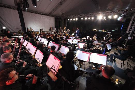 orquestra se apresentando no palco #paratodosverem 