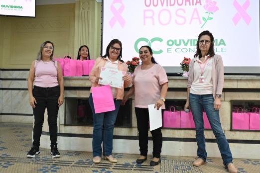 voluntária recebe certificado #paratodosverem