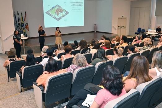 mulheres assistem a palestra #paratodosverem