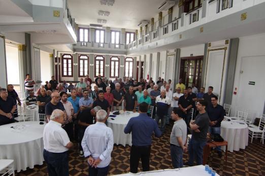 prefeito fala durante a palestra #paratodosverem 